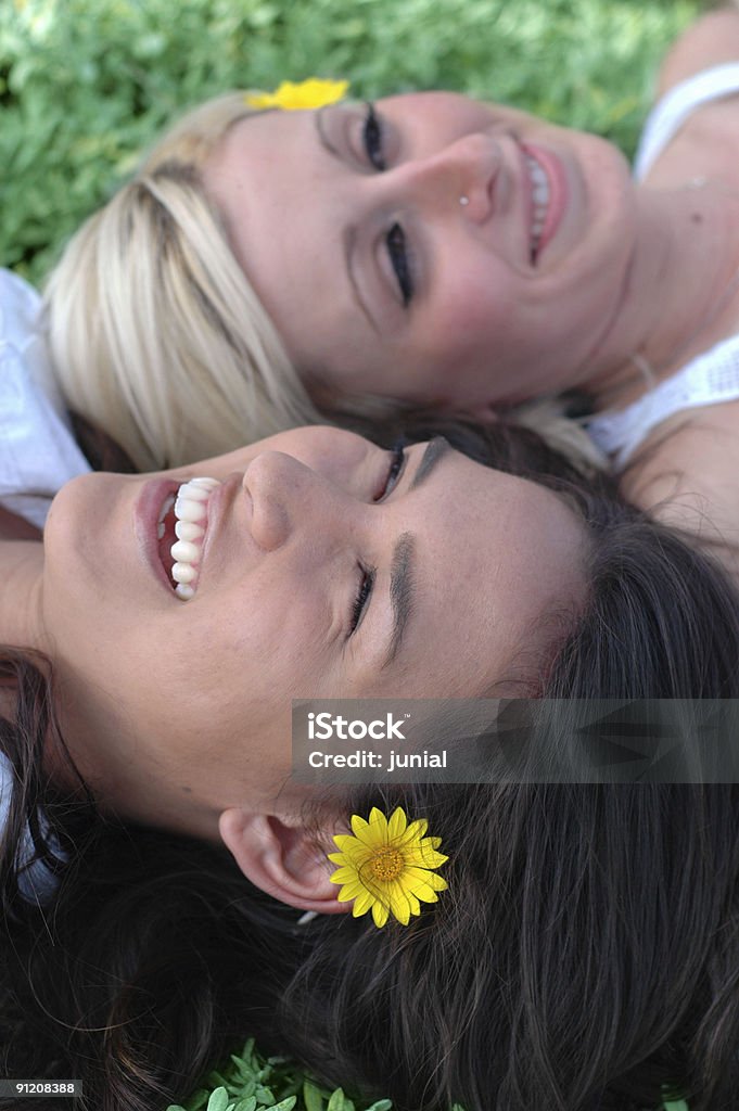 Dos amigos descansando en la hierba - Foto de stock de Acostado libre de derechos