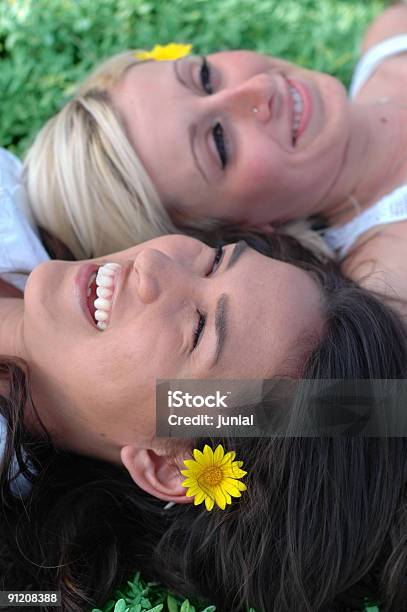 Dos Amigos Descansando En La Hierba Foto de stock y más banco de imágenes de Acostado - Acostado, Adolescencia, Adolescente