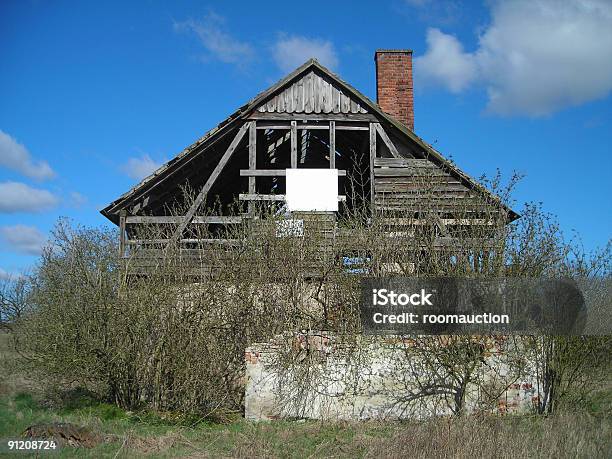 En El Último Piso De La Antigua Casa De Daños Y Arruinado Para La Venta Foto de stock y más banco de imágenes de Aldea