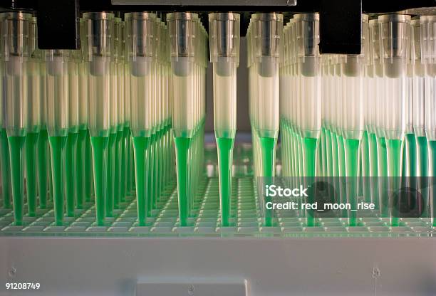 Foto de Robô Microfluidics Dispensa e mais fotos de stock de Genómica - Genómica, Pipeta, Robô