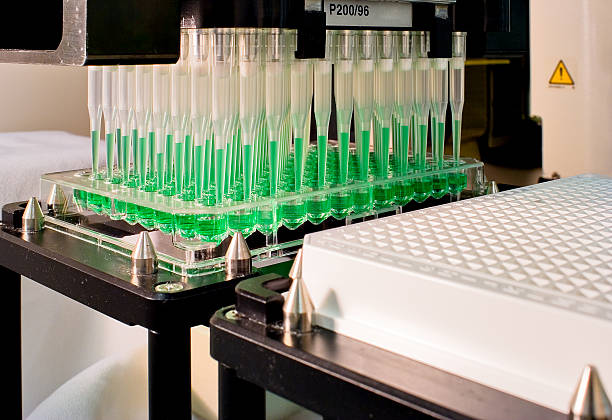 robô microfluidics dispensa - high throughput - fotografias e filmes do acervo