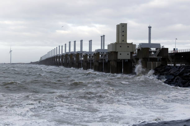 deta travaille en action pour protéger les pays-bas contre les inondations - storm tide tide wave high tide photos et images de collection