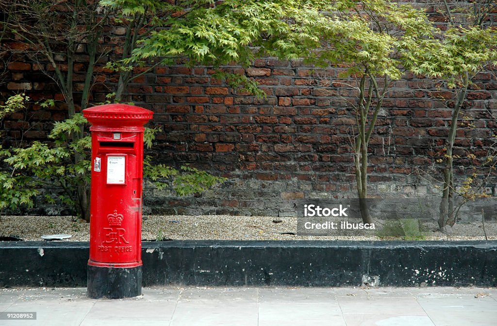 Típica inglês postbox vermelho - Foto de stock de Caixa de correio royalty-free