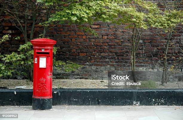 Foto de Típica Inglês Postbox Vermelho e mais fotos de stock de Caixa de correio - Caixa de correio, Caixa de correio pública, Vermelho