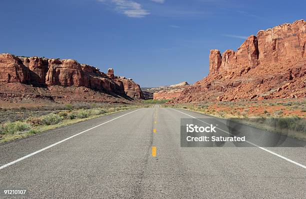 Photo libre de droit de Route Vide Desert Canyon banque d'images et plus d'images libres de droit de Canyon - Canyon, Conduire, Endroit isolé