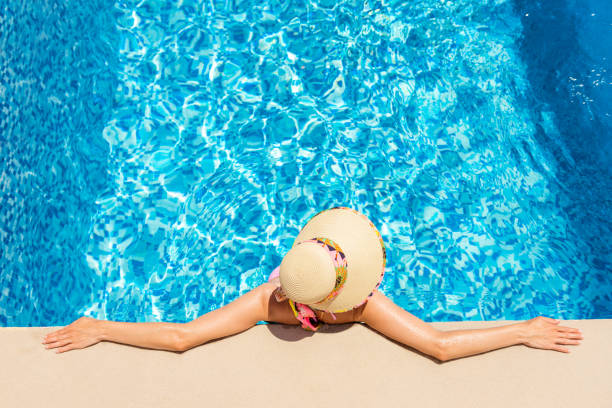 отдых в бассейне и жаркий день - poolside enjoyment sensuality blue стоковые фото и изображения