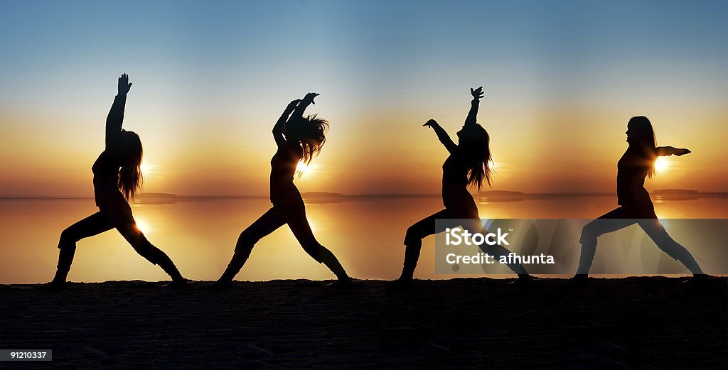 Pratichi yoga - Foto stock royalty-free di Adolescente