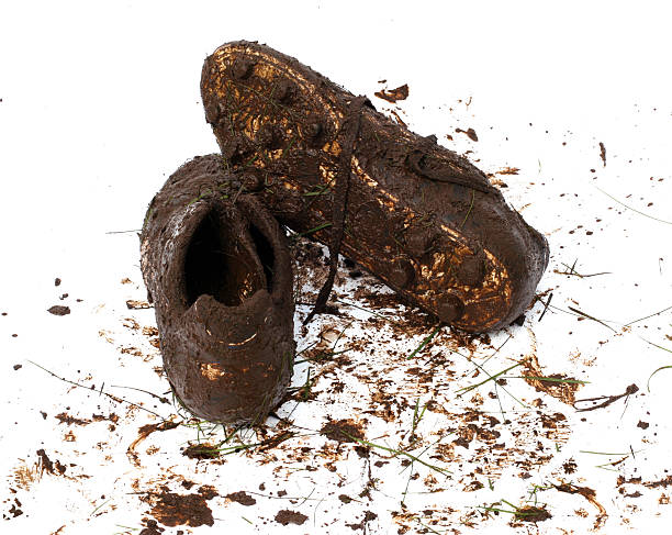 muddy chaussures de football après le match - mudball photos et images de collection