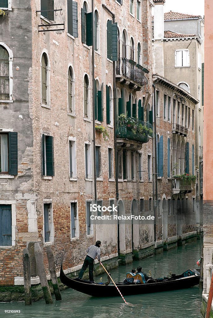 Góndola en canal en Venecia pequeño - Foto de stock de Agua libre de derechos