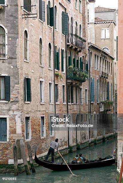 Гондола На Небольшой Канал В Венеции — стоковые фотографии и другие картинки Венето - Венето, Венеция - Италия, Вертикальный