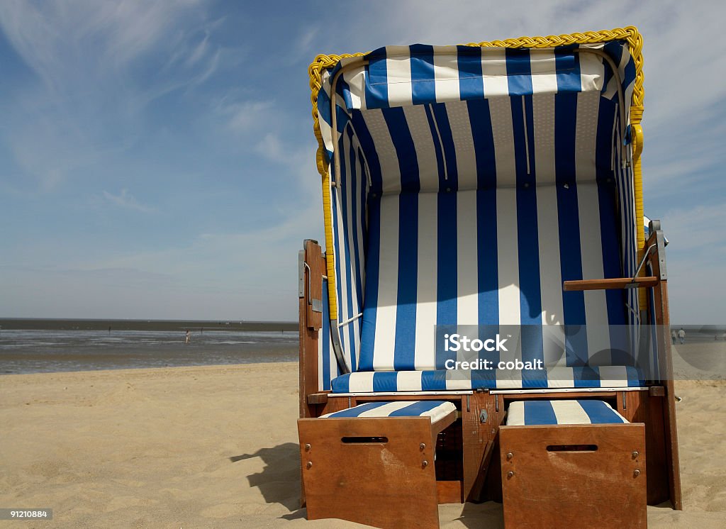 El verano. - Foto de stock de Silla de playa con toldo libre de derechos