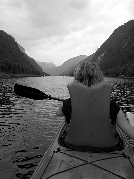 женщина, каякинг на озере с спасательный жилет - women kayaking life jacket kayak стоковые фото и изображения