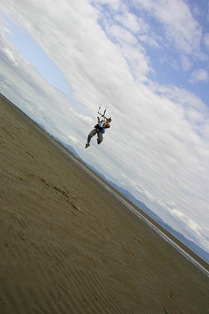 skakać kitesurfing - men jumping mid air air pump zdjęcia i obrazy z banku zdjęć