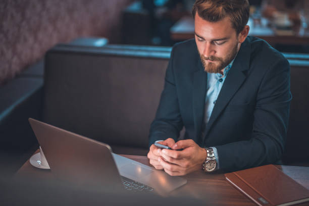 istock Businessman using laptop in a coffee shop 912112540