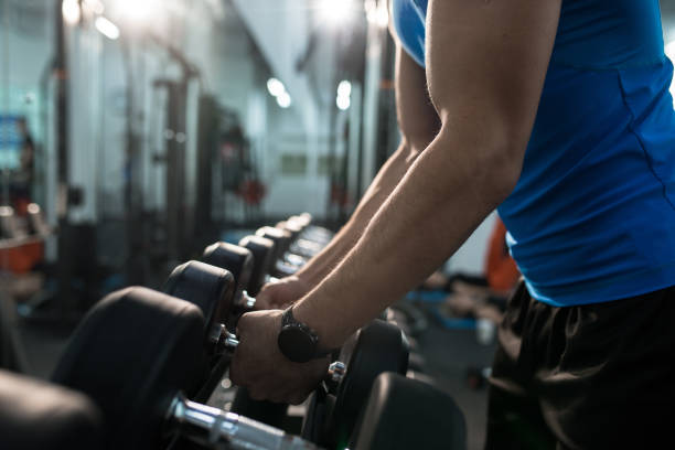 homem pegando pesos - weights men weight picking up - fotografias e filmes do acervo