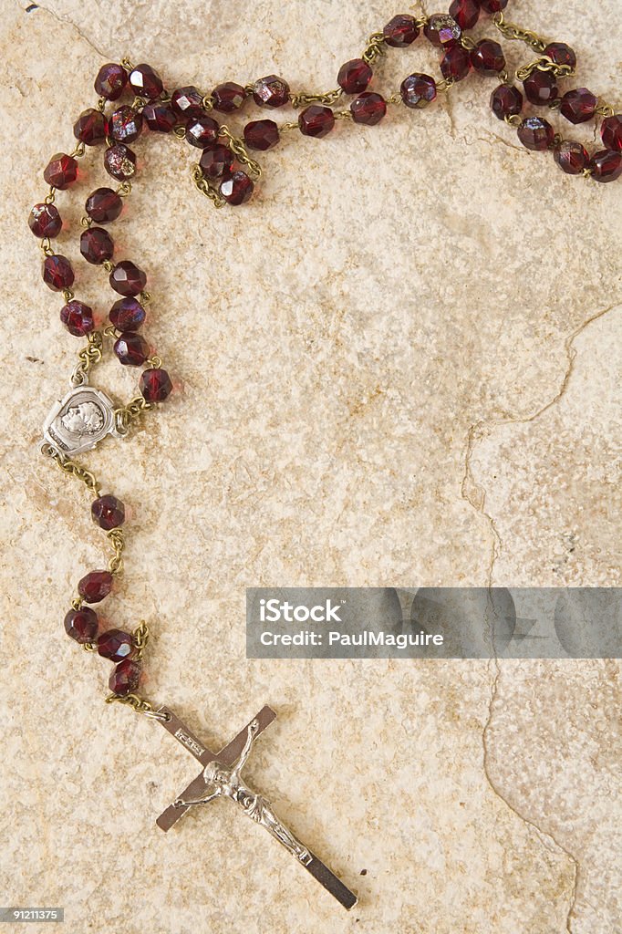Rosary en piedra con espacio de copia - Foto de stock de Rosarios libre de derechos