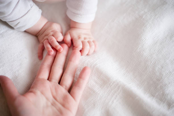 어머니의 손가락에   신생아의 손에 - 아기 이미지 뉴스 사진 이미지