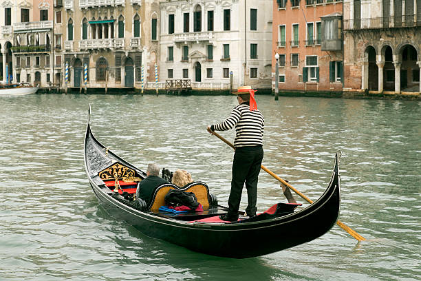 gondoli na canale grande w wenecji, włochy - gondola zdjęcia i obrazy z banku zdjęć