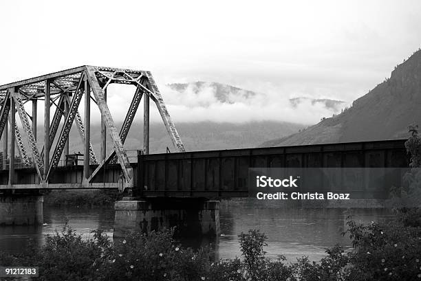 Zugbrücke Stockfoto und mehr Bilder von Bahngleis - Bahngleis, Bedeckter Himmel, Berg