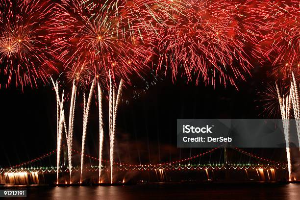 Fogos De Artifício Com Ponte De Gwangalli E Busan Na Coreia Do Sul - Fotografias de stock e mais imagens de Acender