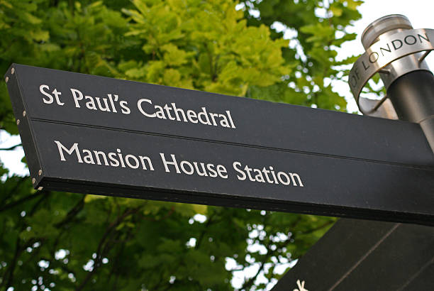istock Directions to St Paul's Cathedral 91212697