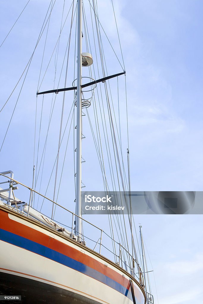 Jacht, die gegen den Himmel - Lizenzfrei Blau Stock-Foto