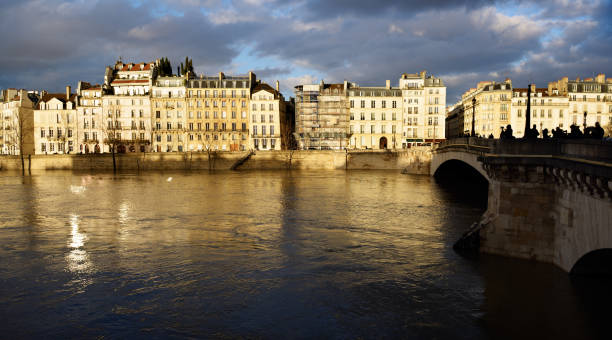 istock Architecture of 'Ile Saint Louis' in Paris 912129622