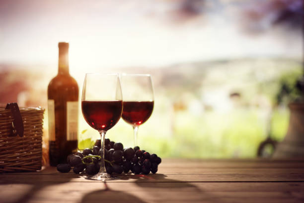 butelka czerwonego wina i szklanka na stole w winnicy toskania włochy - winery autumn vineyard grape zdjęcia i obrazy z banku zdjęć