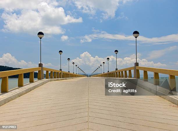 Pier - Fotografias de stock e mais imagens de Apontar - Apontar, Azul, Beira d'Água