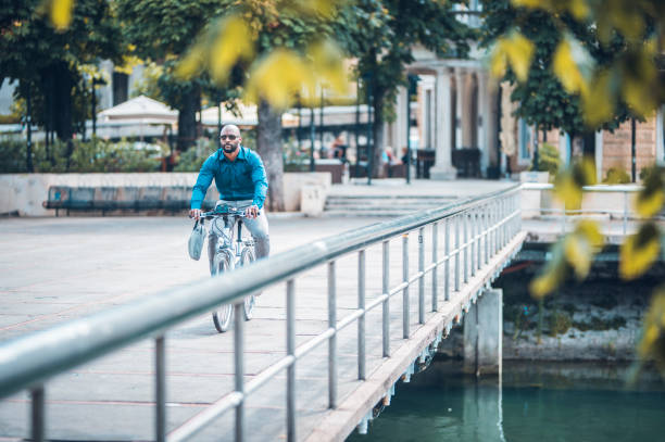 istock Businessman cycling through the city 912130078
