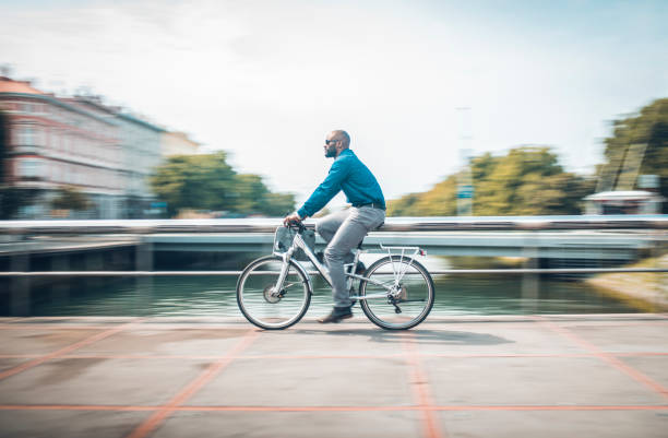 istock Businessman cycling to work through the city 912130082
