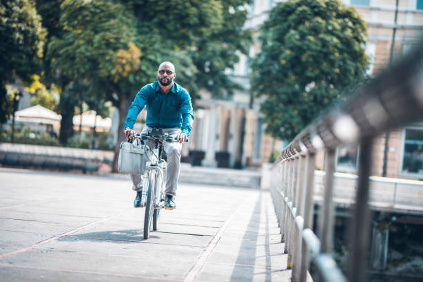 istock Businessman cycling through the city 912130102