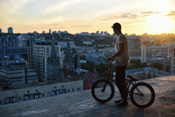 freestyle bmx. debout avec son bmx. - bmx flatland photos et images de collection