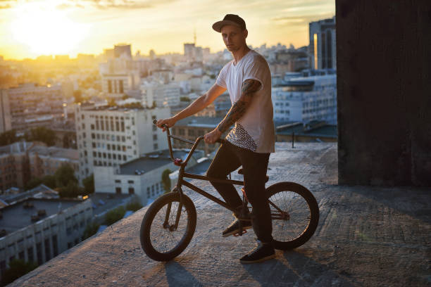 freestyle bmx. debout avec son bmx. - bmx flatland photos et images de collection