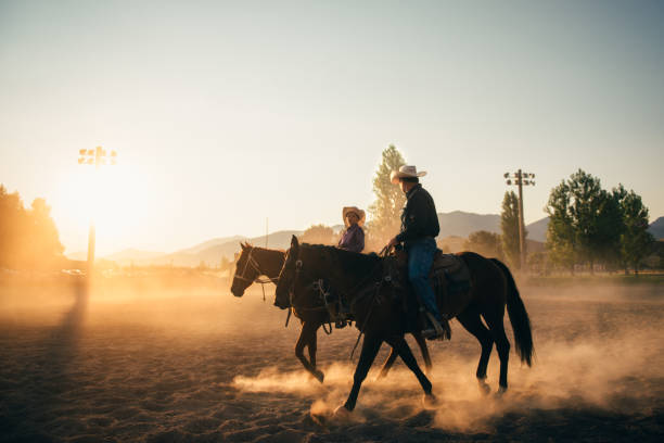 padre e figlio alla rodeo arena - teaching child horseback riding horse foto e immagini stock