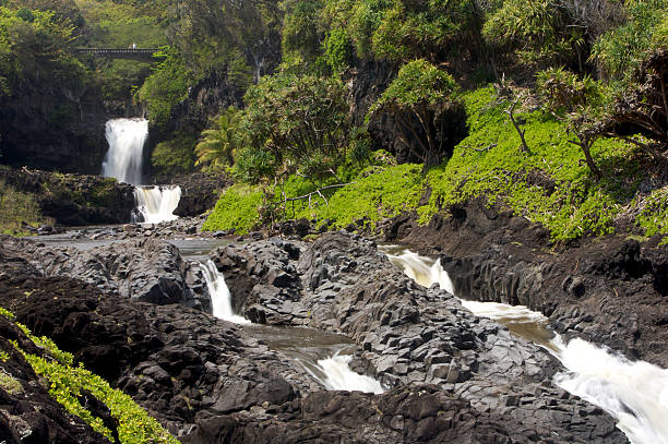 siete piscinas sagrado - hawaii islands big island waterfall nobody fotografías e imágenes de stock