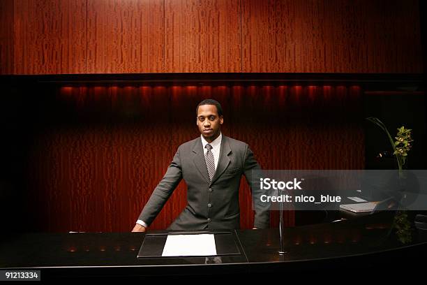 Photo libre de droit de Lenregistrement À Lhôtel banque d'images et plus d'images libres de droit de Adulte - Adulte, Afro-américain, Attendre