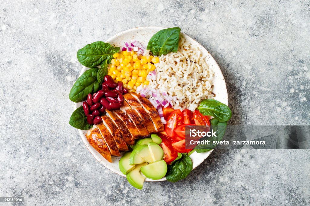 Burrito de frango mexicana caseira tigela com arroz, feijão, milho, tomate, abacate, espinafre. Saladeira do almoço de taco - Foto de stock de Arroz - Alimento básico royalty-free