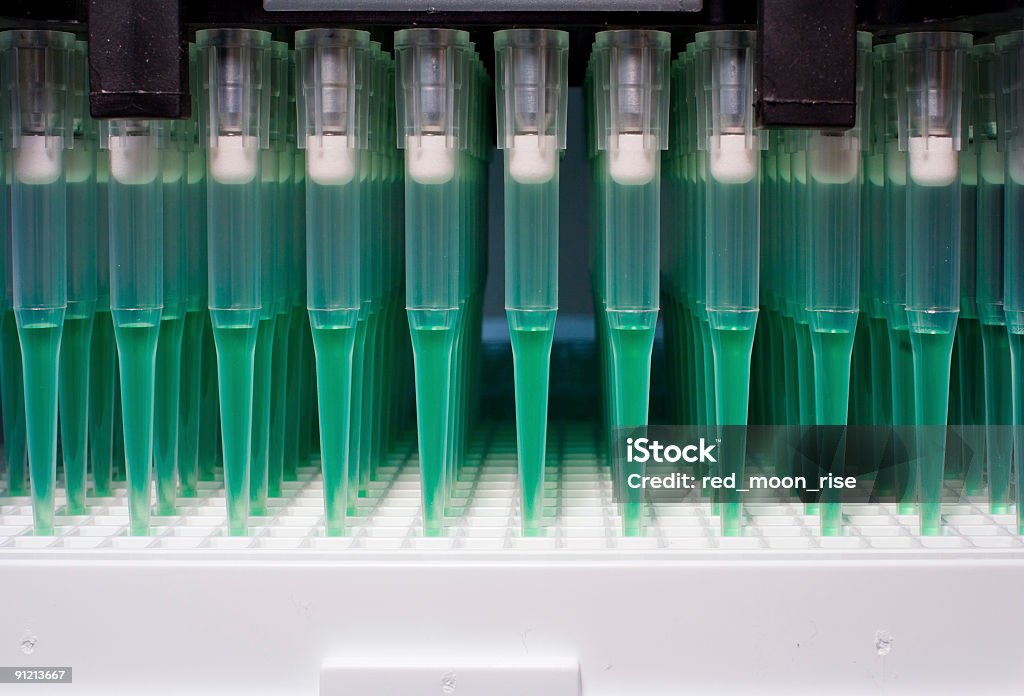 로봇 microfluidics 분배 - 로열티 프리 유전체학 스톡 사진