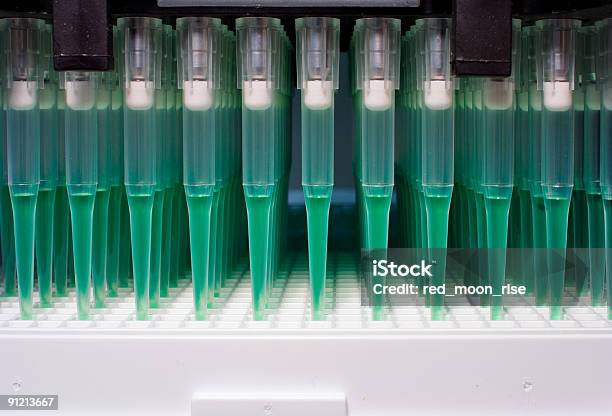 로봇 Microfluidics 분배 유전체학에 대한 스톡 사진 및 기타 이미지 - 유전체학, 실험실, 분자 구조