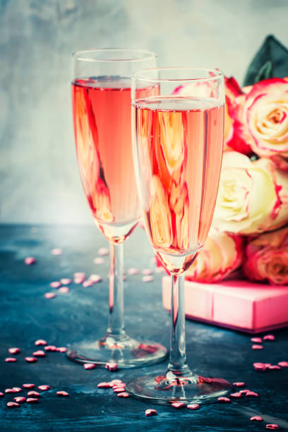 ramo de rosas blancas y rojas, caja de regalo, copas con champán rosado - champagne pink bubble valentines day fotografías e imágenes de stock