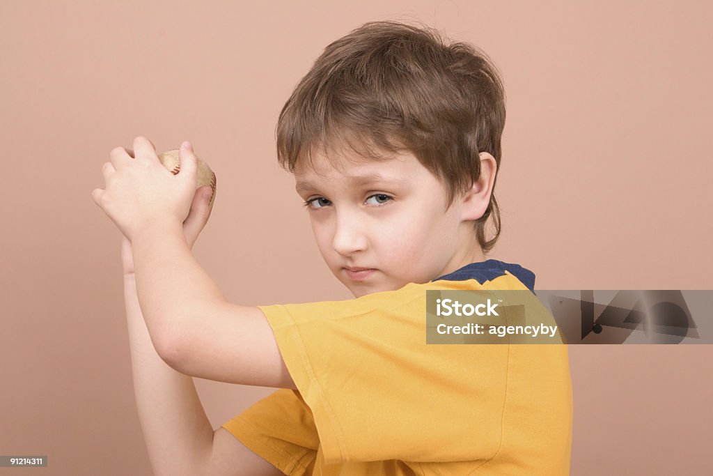 Young boy lanzar una pelota - Foto de stock de Actividad libre de derechos
