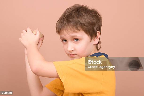 Young Boy Lanzar Una Pelota Foto de stock y más banco de imágenes de Actividad - Actividad, Adolescencia, Adulto