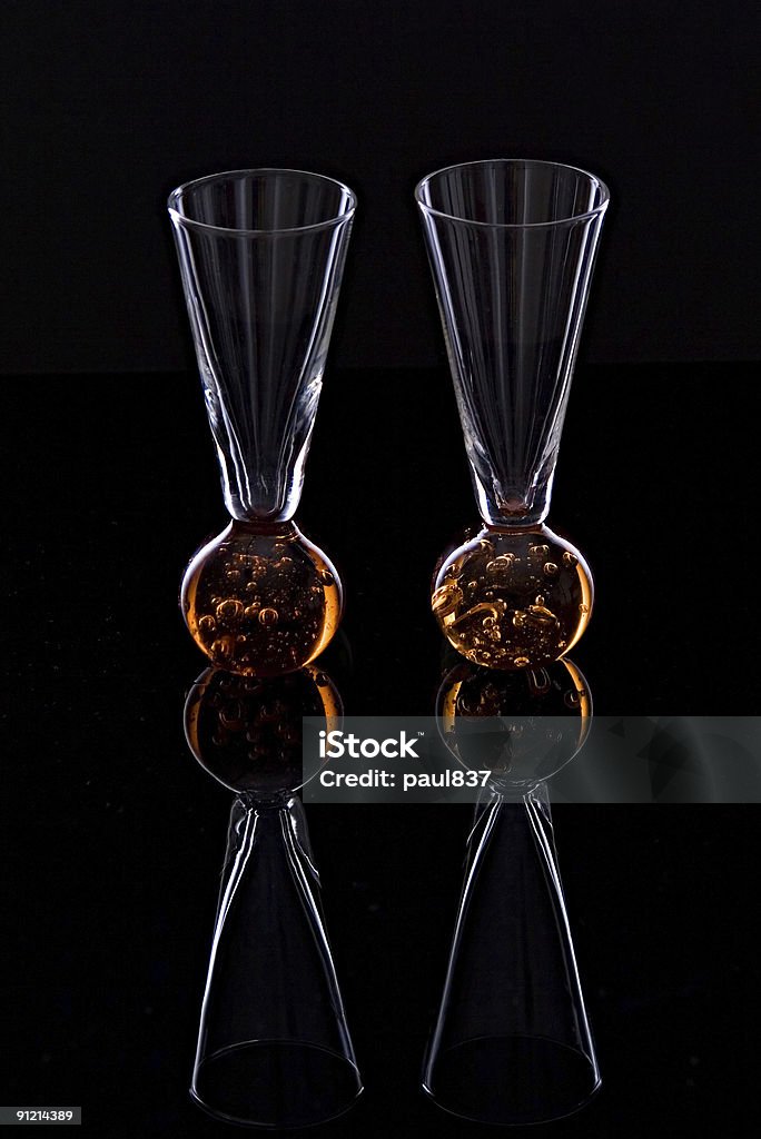 Два Рюмка для ликёра на черный зеркальный - Стоковые фото Алкоголь - напиток роялти-фри