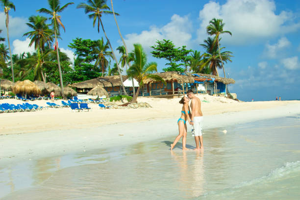 ein liebespaar am strand in punta cana, dominikanische republik. - saana stock-fotos und bilder