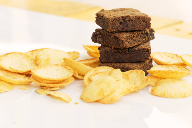 "brownie" collation sucrée de malsain croustilles fond - chocolate chip cookie cookie chocolate stack photos et images de collection