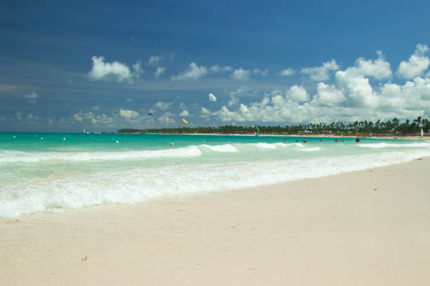 strand in punta cana, dominikanische republik. helle farben für die - saana stock-fotos und bilder