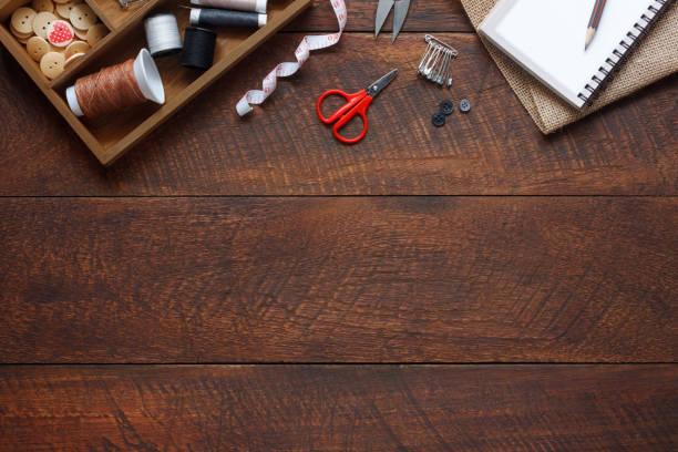 Flat lay aerial image of fashion designer items background concept.Top view sewing accessory or tailor equipment on modern rustic brown wooden at home office desk studio.Crafting tools in work shop. imagen aérea plana endecha de concepto de fondo de artículos de diseñador de moda. vista superior coser equipo accesorio o sastre en moderno rústico marrón madera en estudio de escritorio de oficina en casa. elaboración de herramientas de taller.