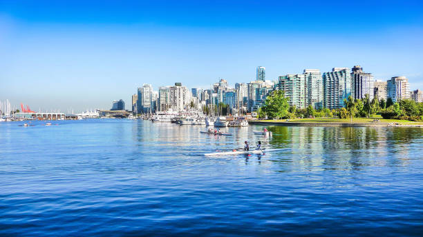 горизонт ванкувера с гаванью, британская колумбия, канада - false creek стоковые фото и изображения