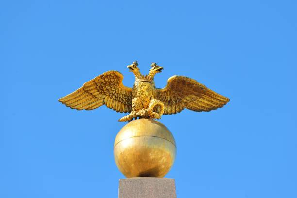 istock Two-headed Russian eagle. Golden architectural detail against blue sky. 912146956